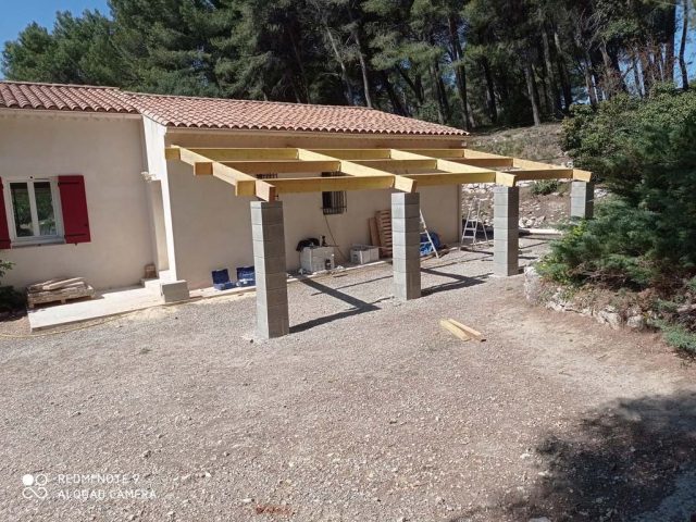 Carport-chantier-de-construction-exterieure-a-Cheval-Blanc