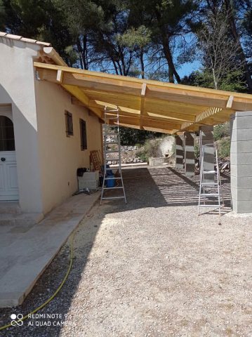 Chantier-de-construction-dun-carport-a-Cheval-Blanc