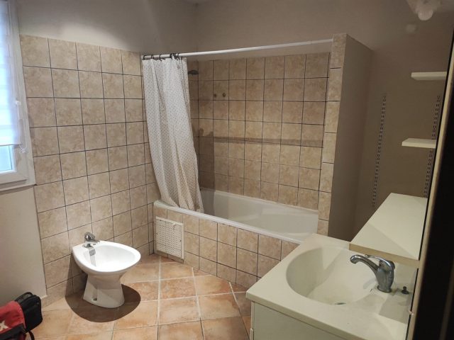 Renovation-d-une-salle-de-bain-maçon-Senas Rénovation d'une salle de bain, maçon à Sénas